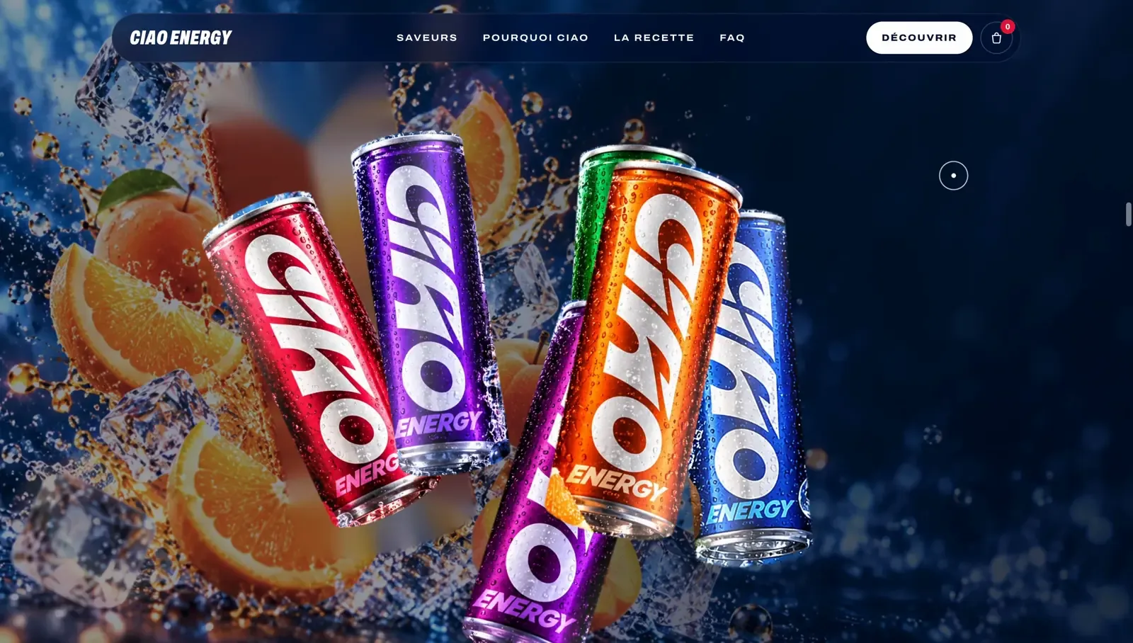 Canettes CIAO ENERGY en mouvement parmi des fruits et des éclaboussures